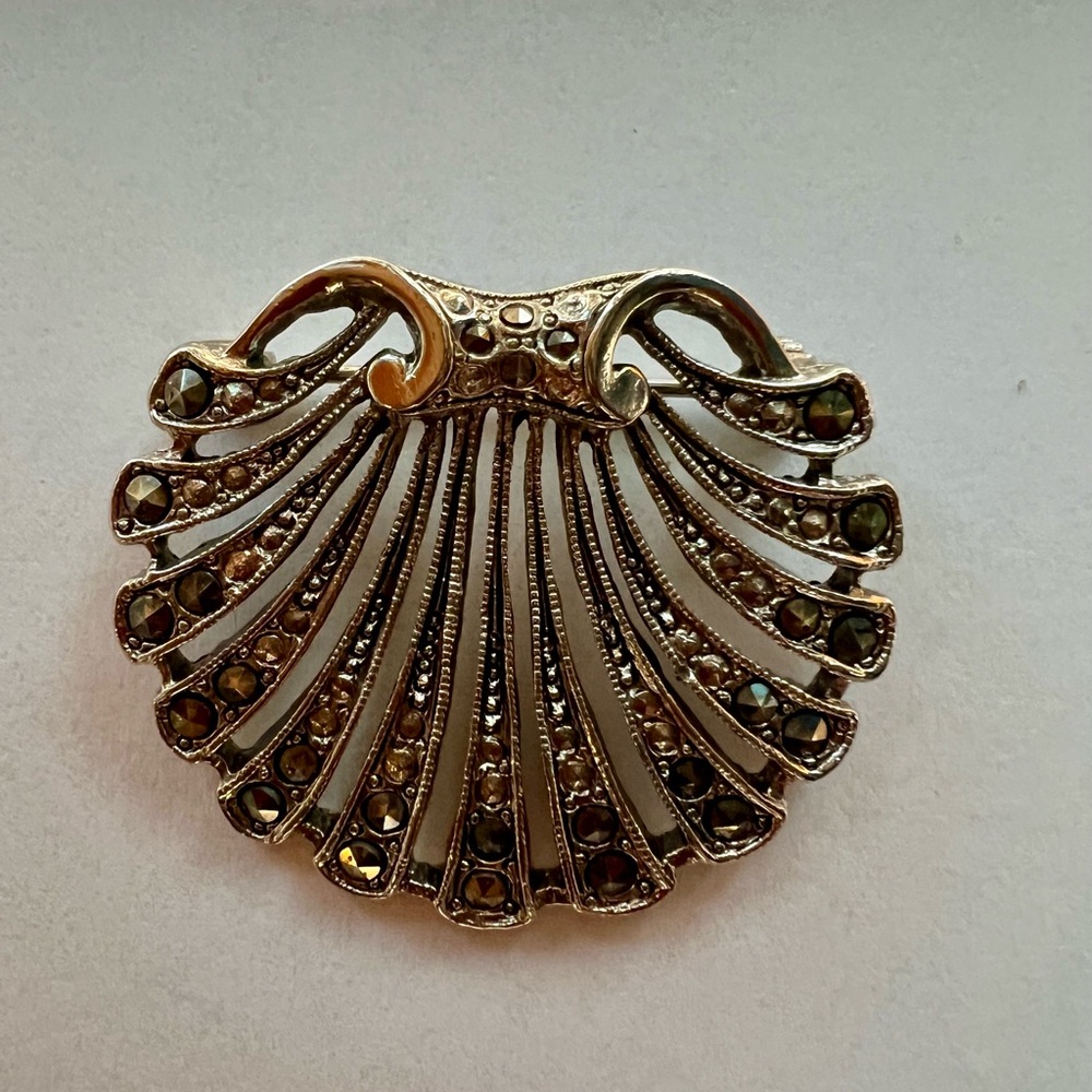 Beautiful Victorian style, vintage Seashell Brooch.